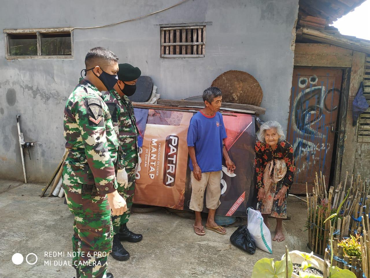 Batalyon Infantri Raider 301/PKS Sumedang, membagikan sembako ke warga di sekitar Desa Citimun, Naluk, Trunamanggala dan Desa Nyalindung, Kecamatan Cimalaka, Kabupaten Sumedang. Jumat, 24 April 2020.